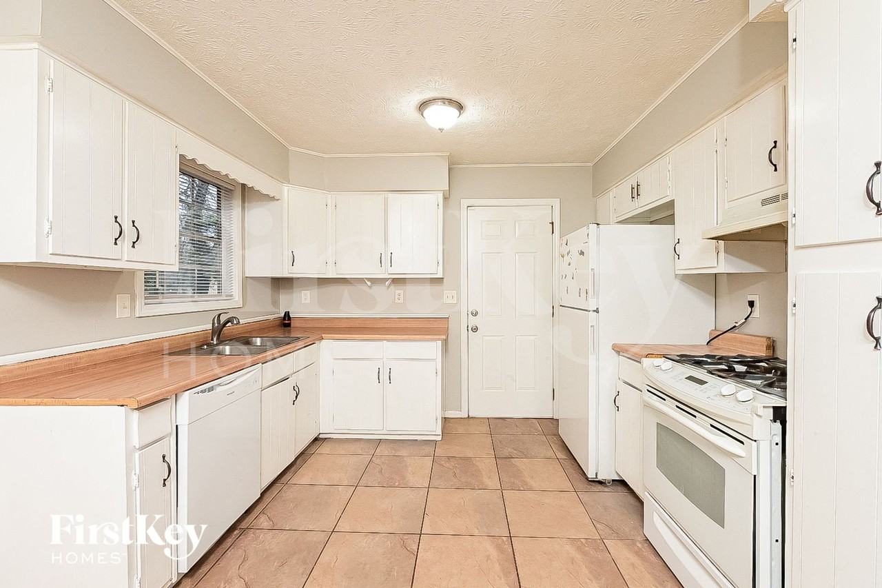 3327 Creekwood Dr - Photo 5 of 14