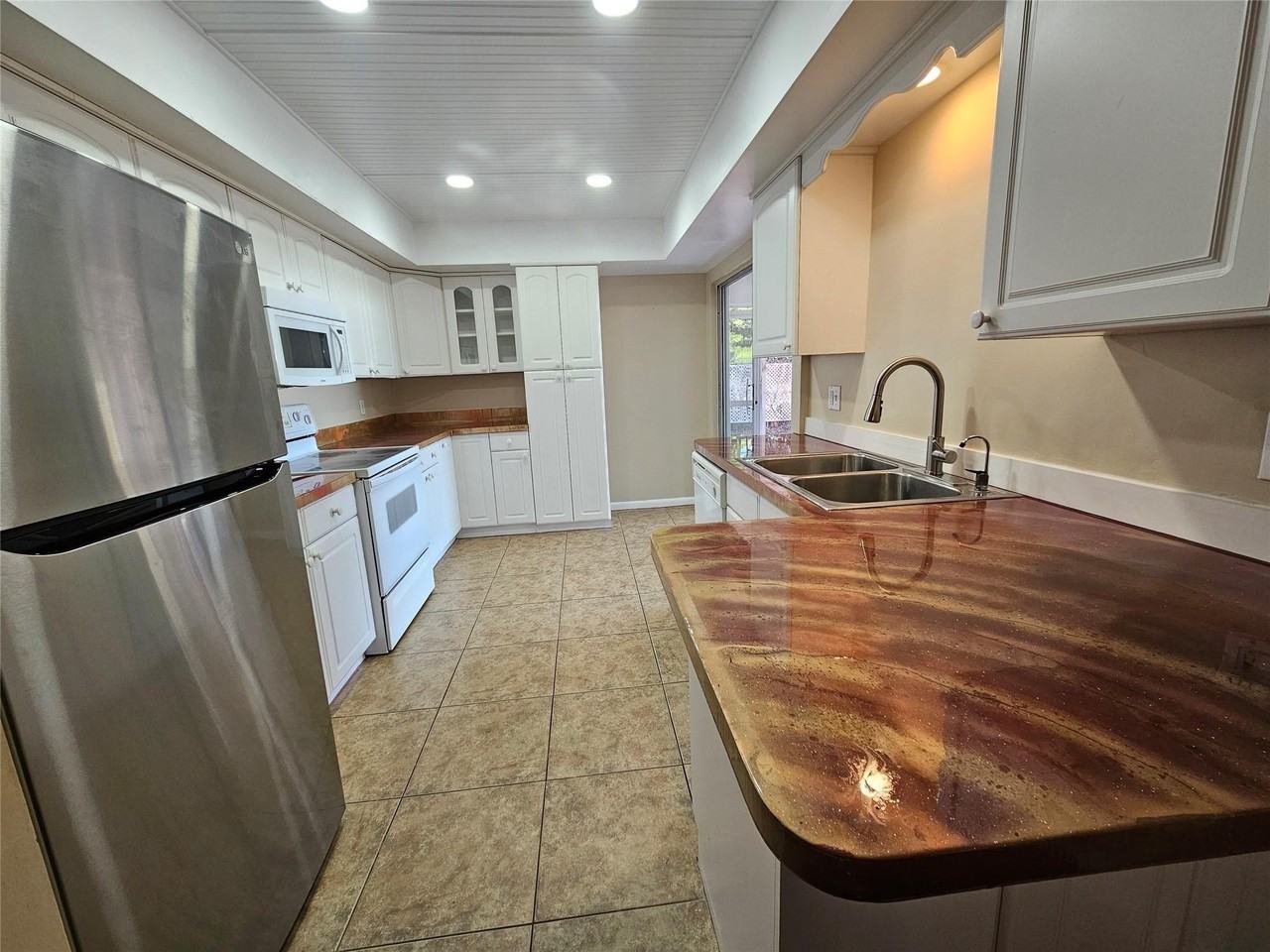 612 Coconut Ave N - Photo 2 of 24