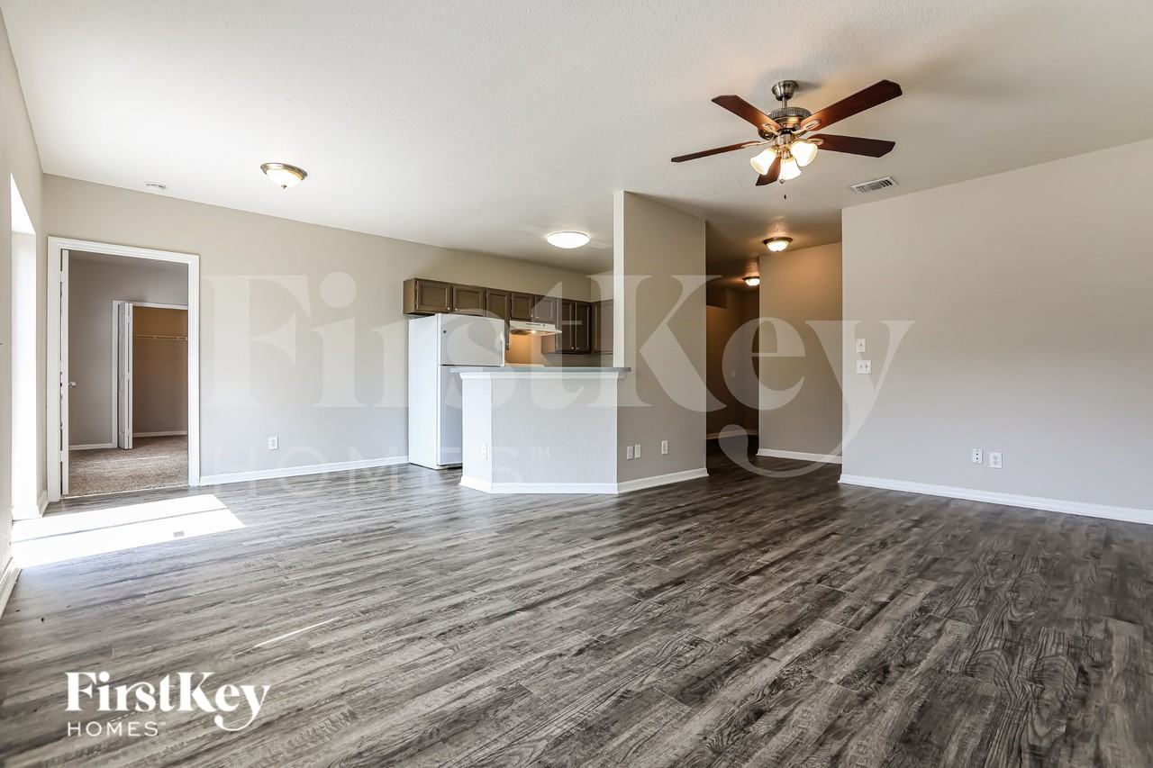 3169 N Biscayne Dr - Photo 2 of 15