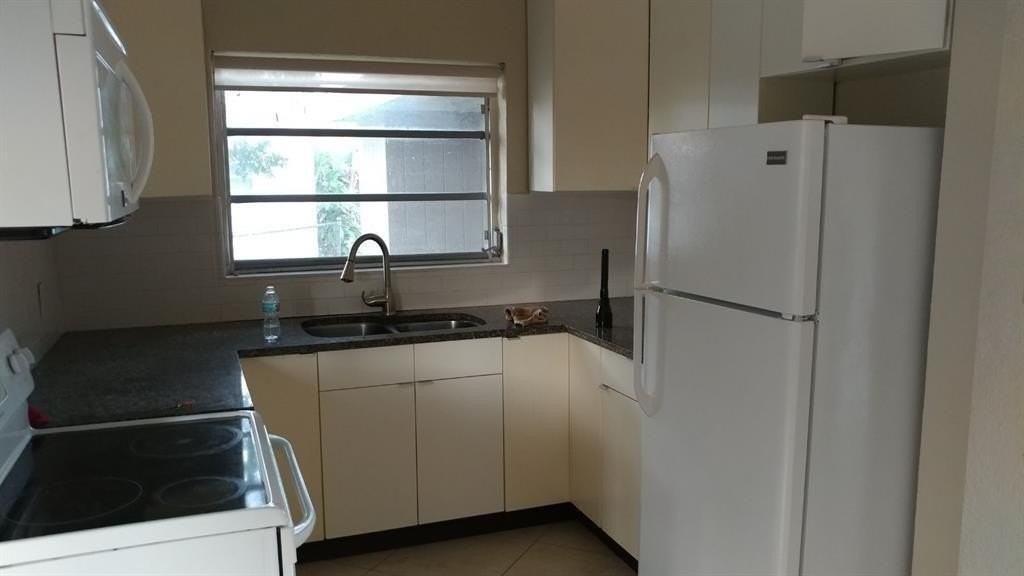 2025 Nw 14th Ave Unit 2025 - Photo 3 of 7