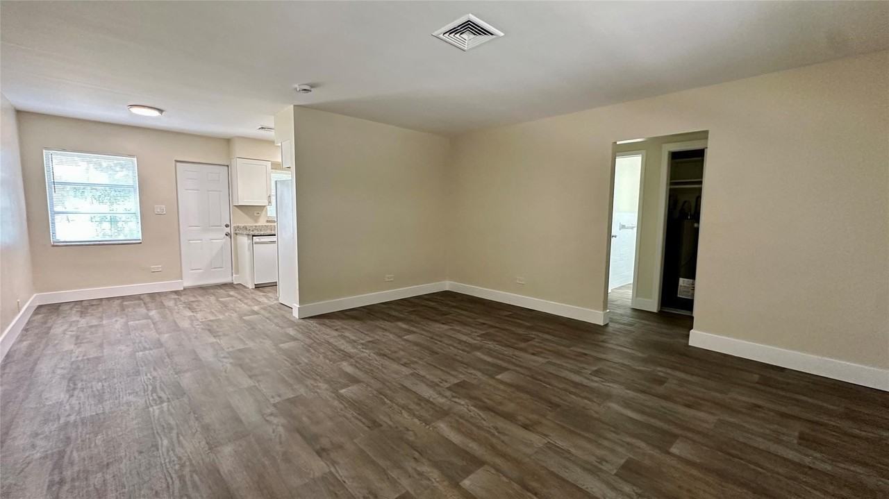 417 Se 12th Ct Apt 4 - Photo 2 of 11