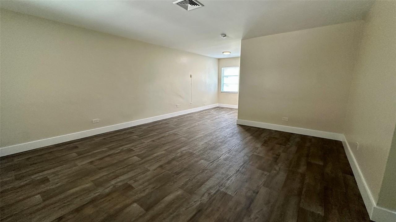 417 Se 12th Ct Apt 4 - Photo 3 of 11