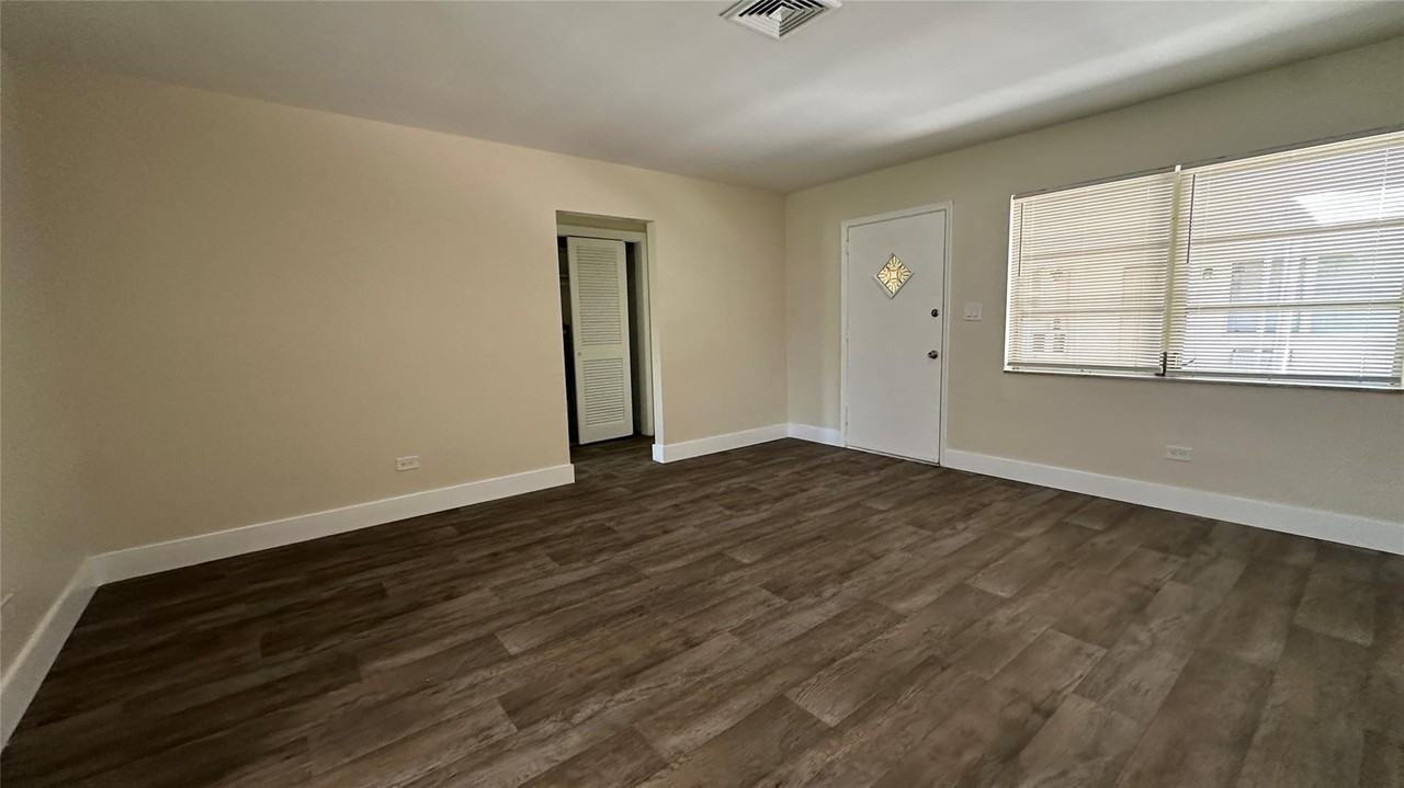 417 Se 12th Ct Apt 4 - Photo 4 of 11