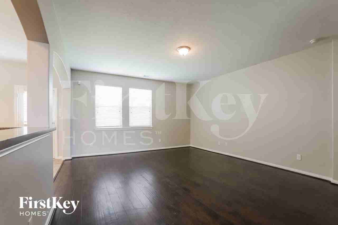 28911 Hidden Lake Ct - Photo 3 of 15