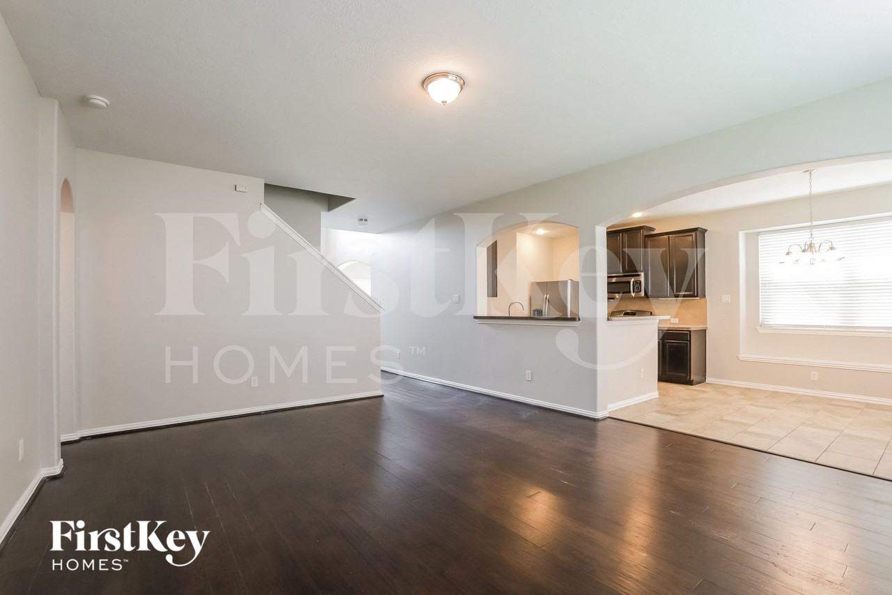 28911 Hidden Lake Ct - Photo 4 of 15