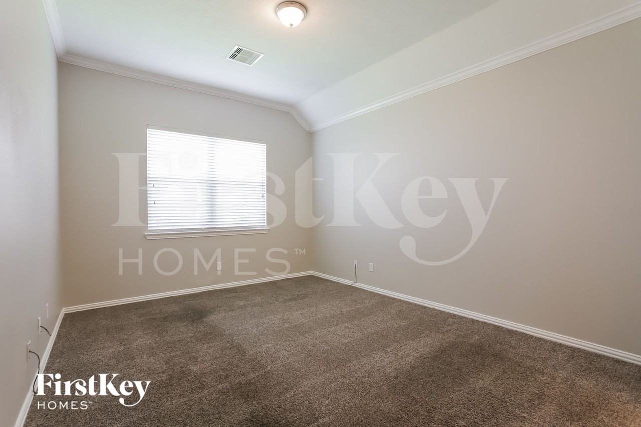 28911 Hidden Lake Ct - Photo 7 of 15