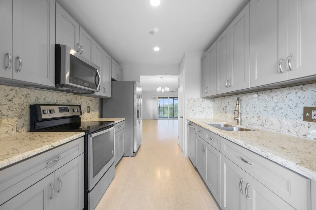 550 Sw 137th Ave #401L - Photo 2 of 23