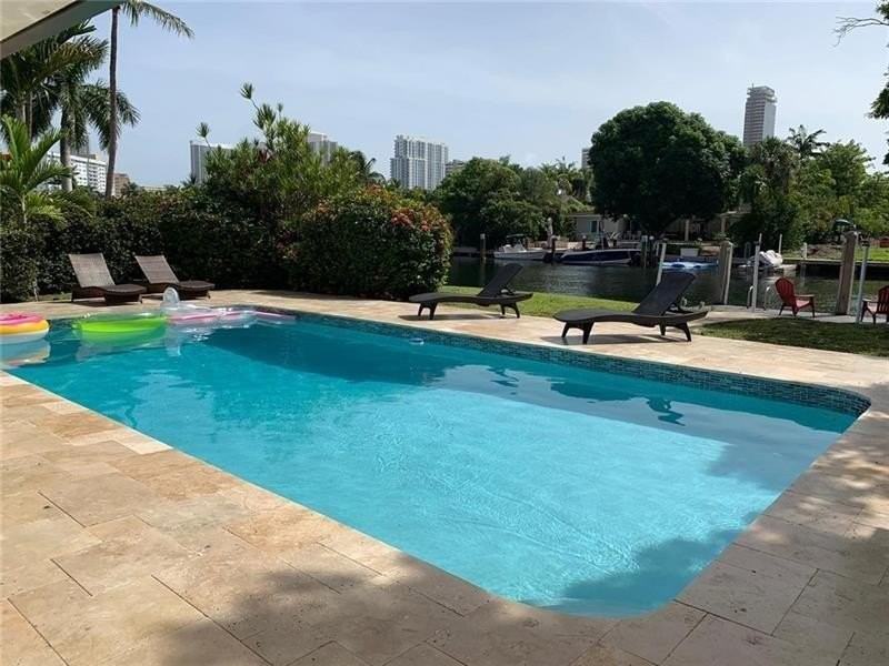 631 Oleander Dr - Photo 3 of 38