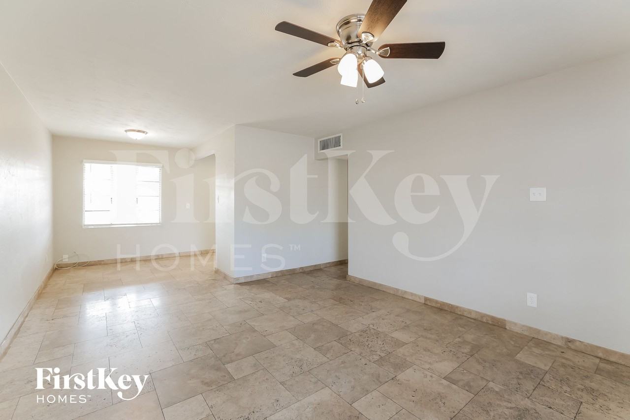 2011 W Maryland Ave - Photo 3 of 15