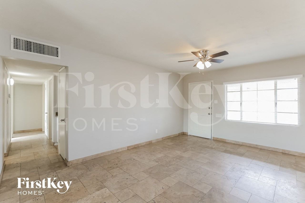 2011 W Maryland Ave - Photo 4 of 15