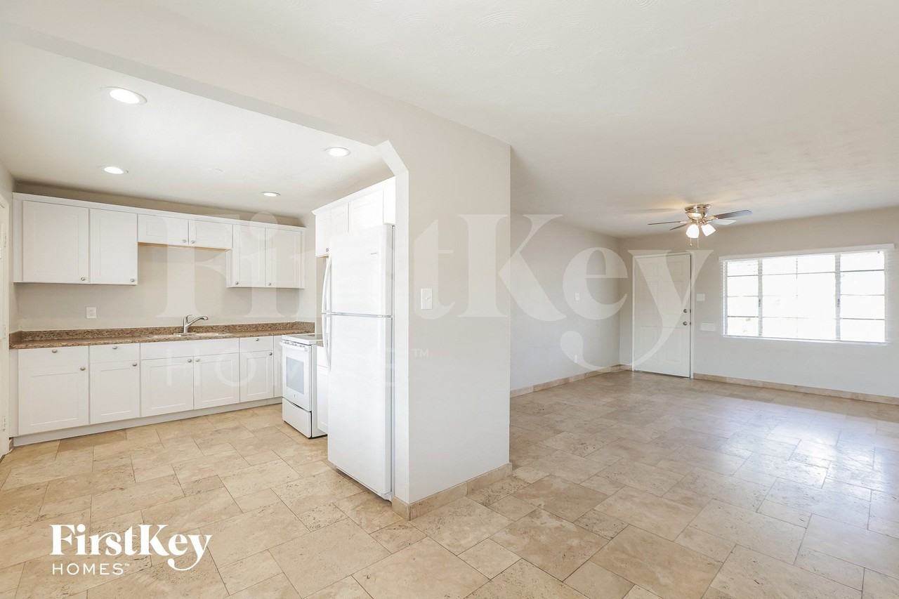 2011 W Maryland Ave - Photo 5 of 15