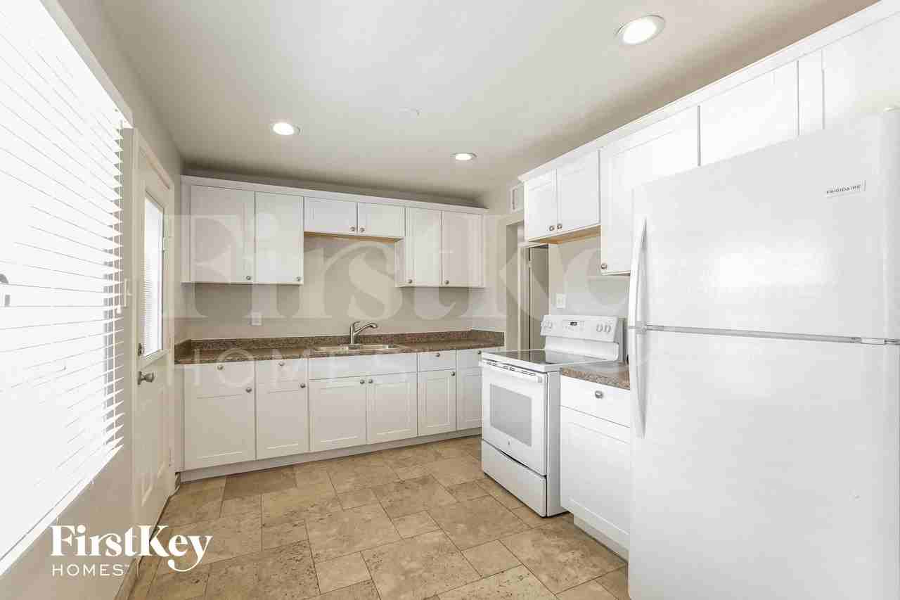 2011 W Maryland Ave - Photo 6 of 15