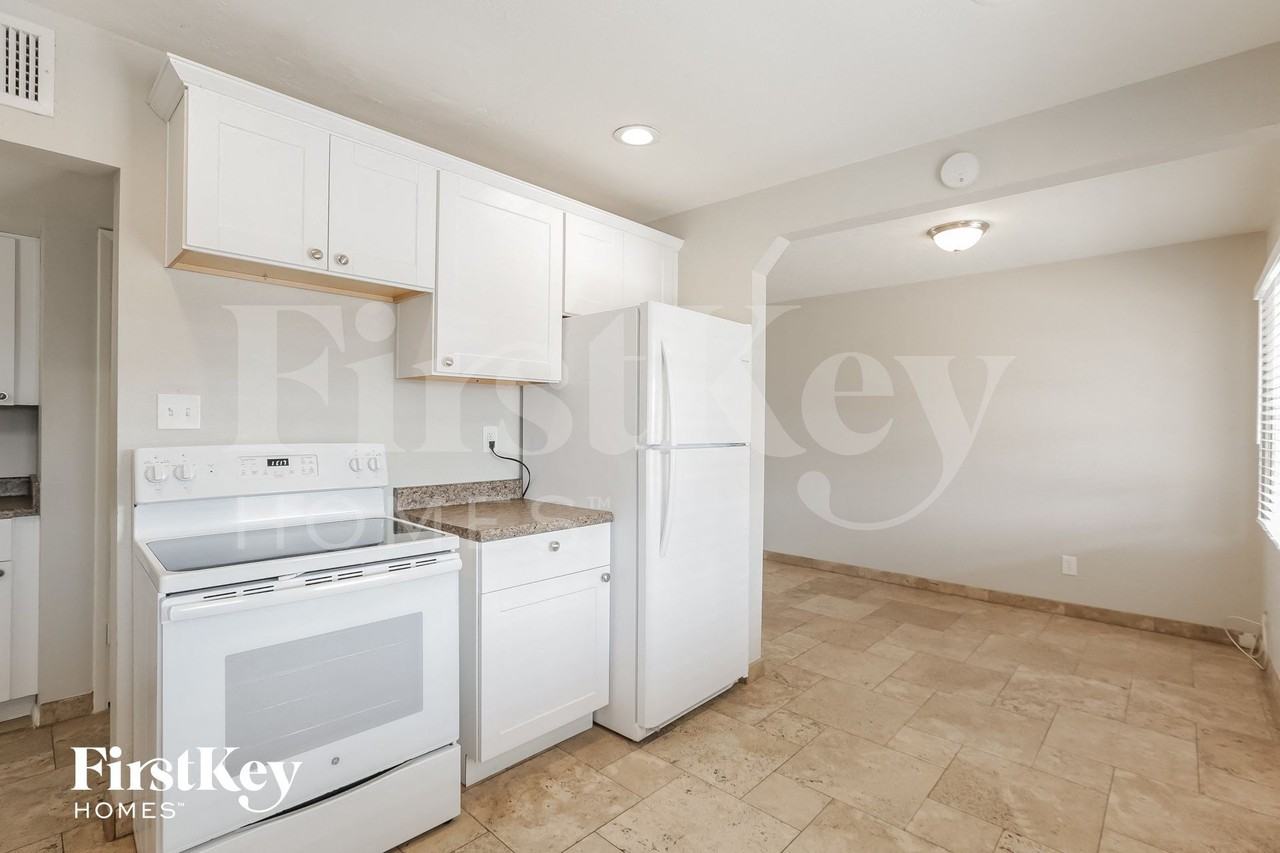 2011 W Maryland Ave - Photo 7 of 15