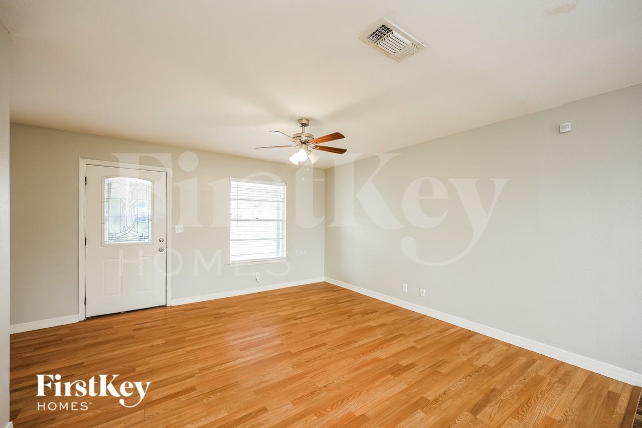 1802 Wilsons Creek St - Photo 3 of 15