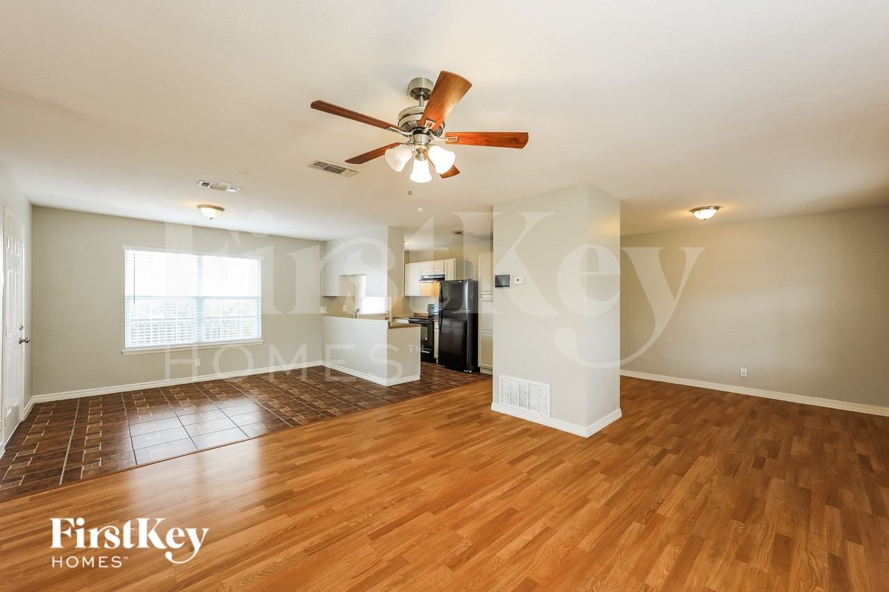 1802 Wilsons Creek St - Photo 5 of 15