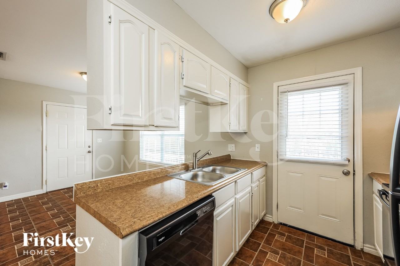 1802 Wilsons Creek St - Photo 6 of 15