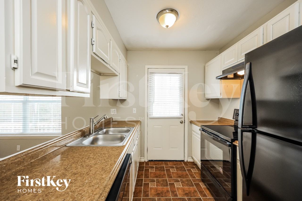 1802 Wilsons Creek St - Photo 7 of 15