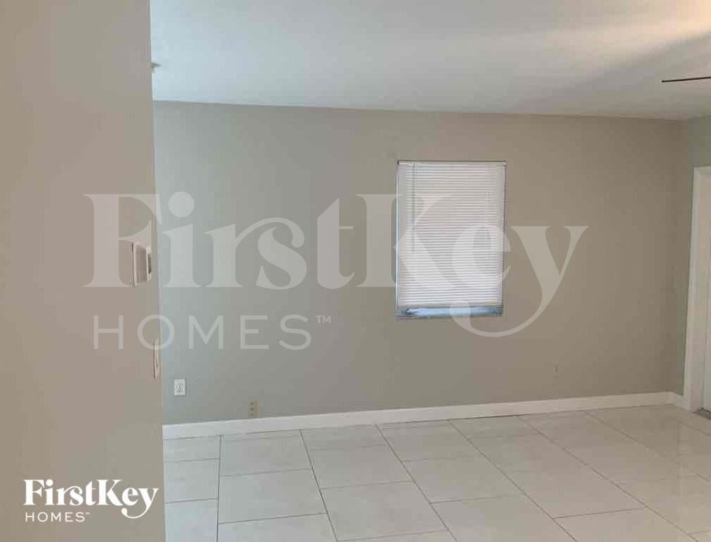 1410 Ne 43rd Ct - Photo 3 of 25