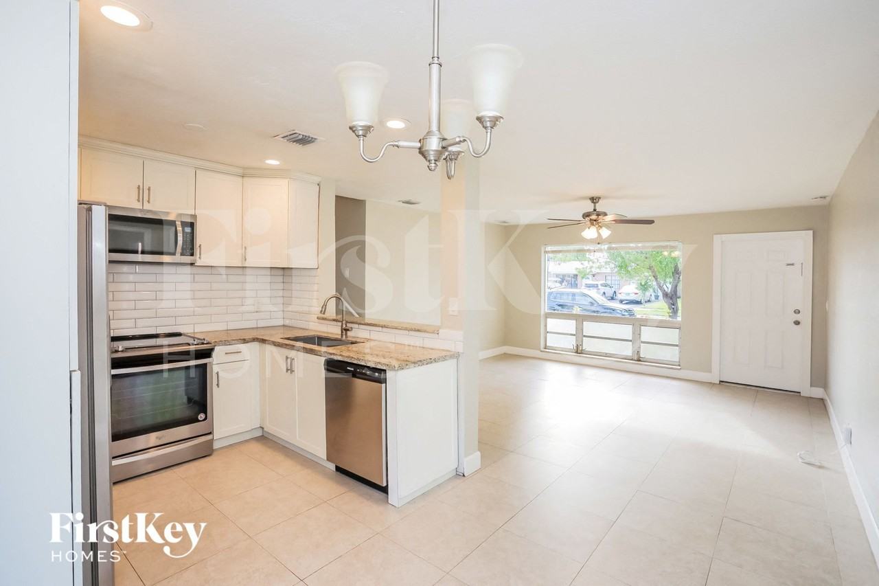 1408 Sw 47th Ave - Photo 6 of 14