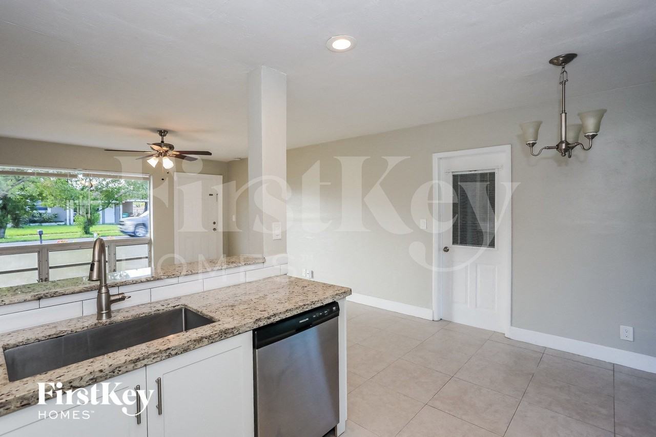 1408 Sw 47th Ave - Photo 7 of 14