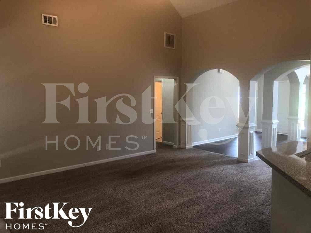 1401 Aramore Dr Se - Photo 4 of 18