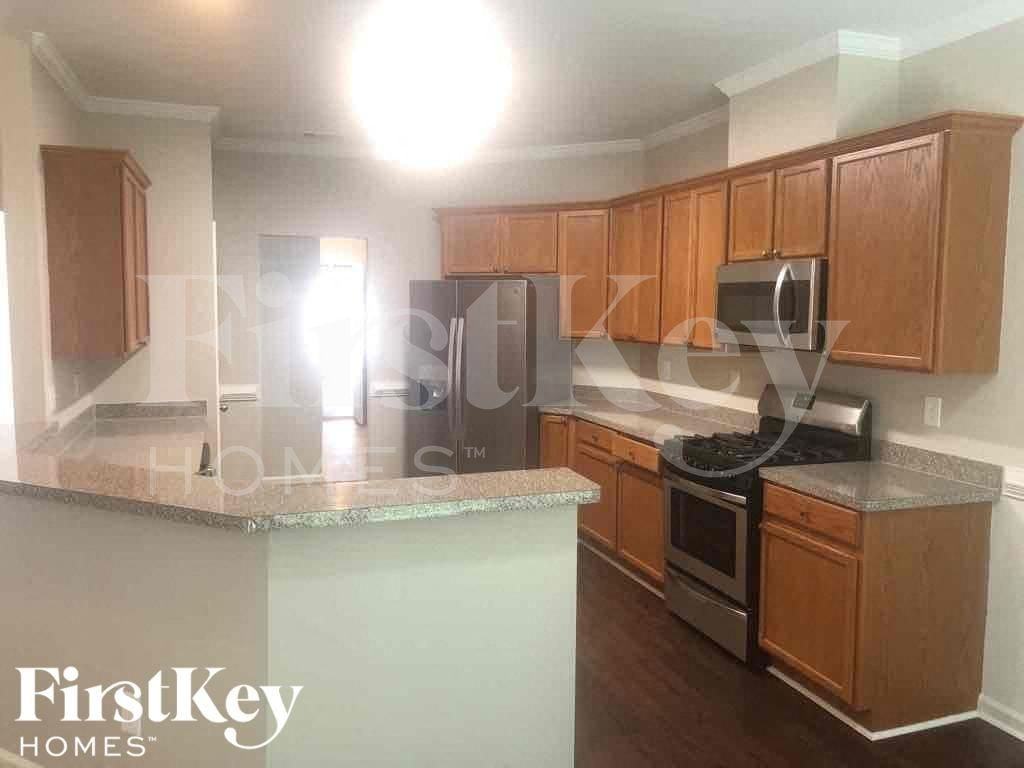 1401 Aramore Dr Se - Photo 6 of 18