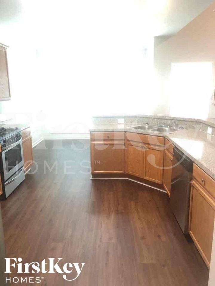 1401 Aramore Dr Se - Photo 7 of 18