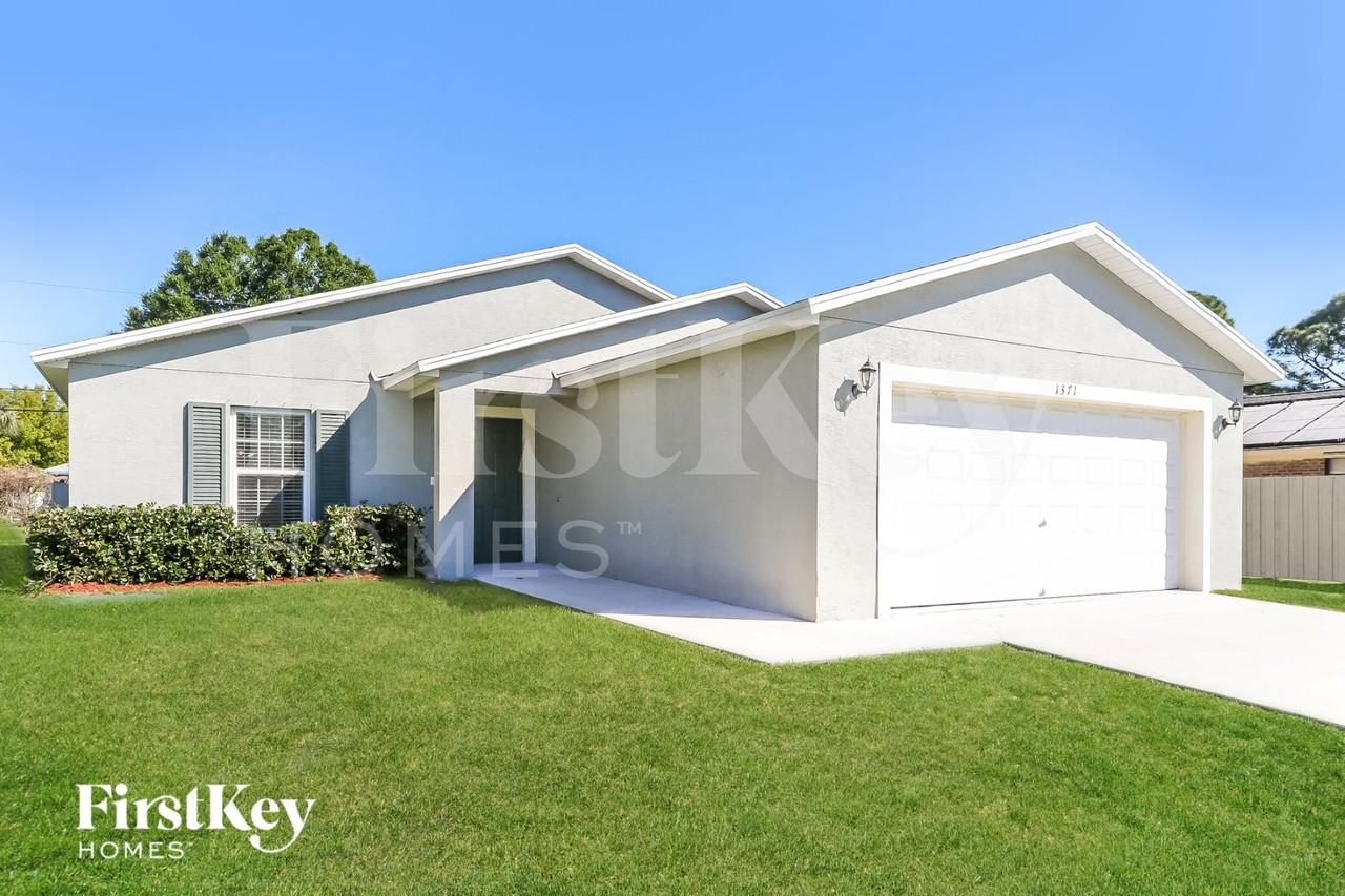 1371 Sw Sudder Ave - Photo 2 of 15