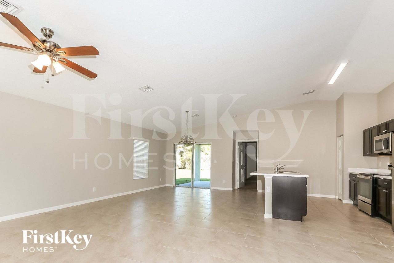 1371 Sw Sudder Ave - Photo 4 of 15