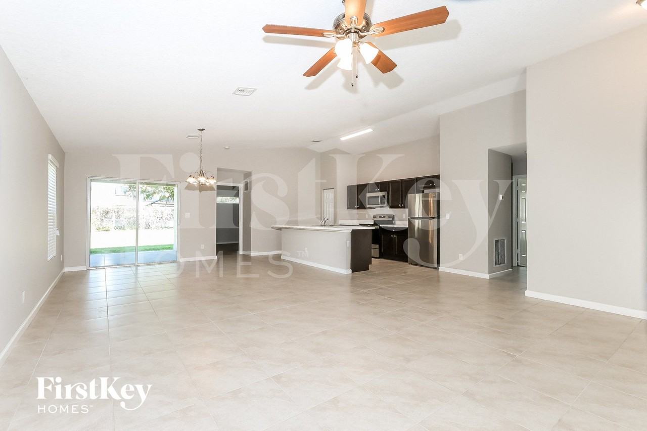 1371 Sw Sudder Ave - Photo 5 of 15