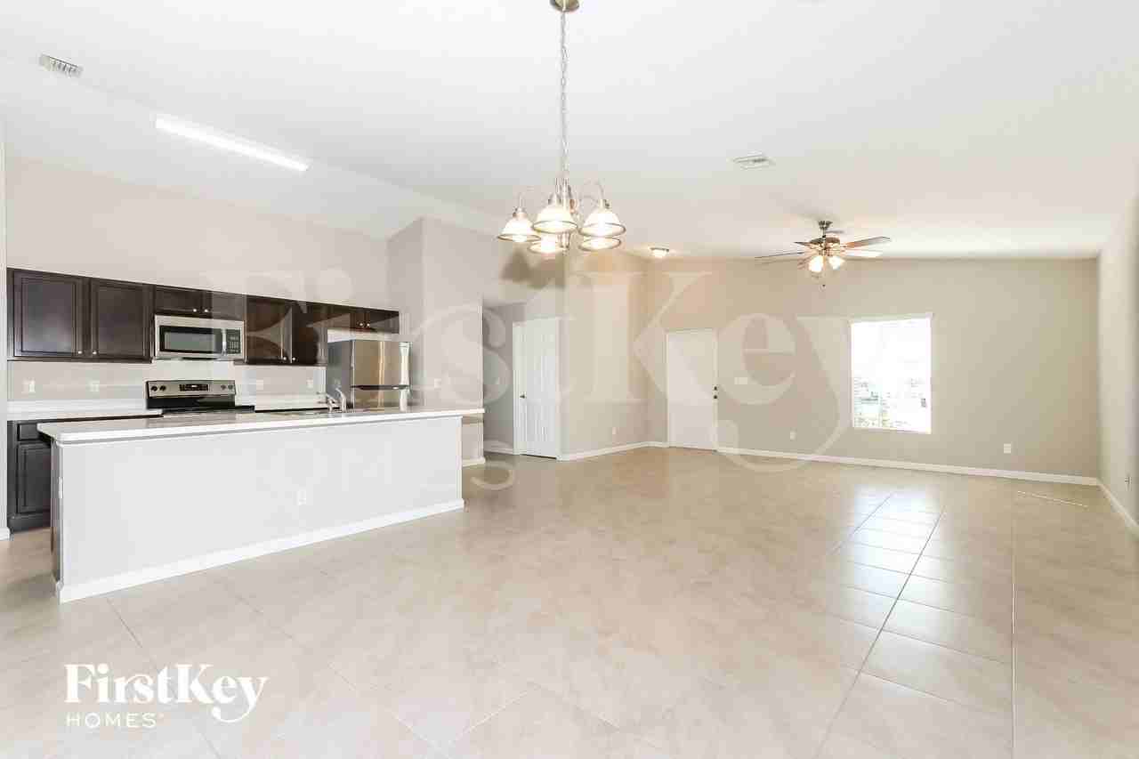 1371 Sw Sudder Ave - Photo 6 of 15