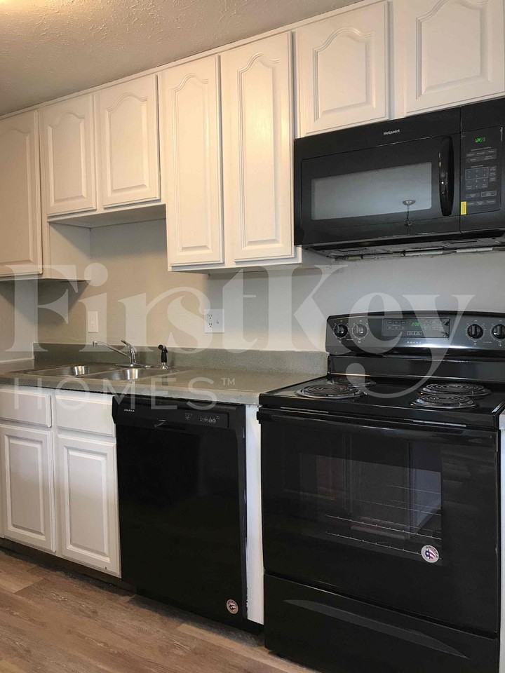 1324 Lansdowne Rd - Photo 2 of 17