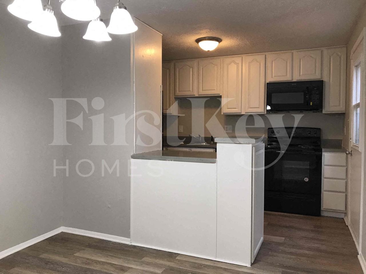 1324 Lansdowne Rd - Photo 3 of 17