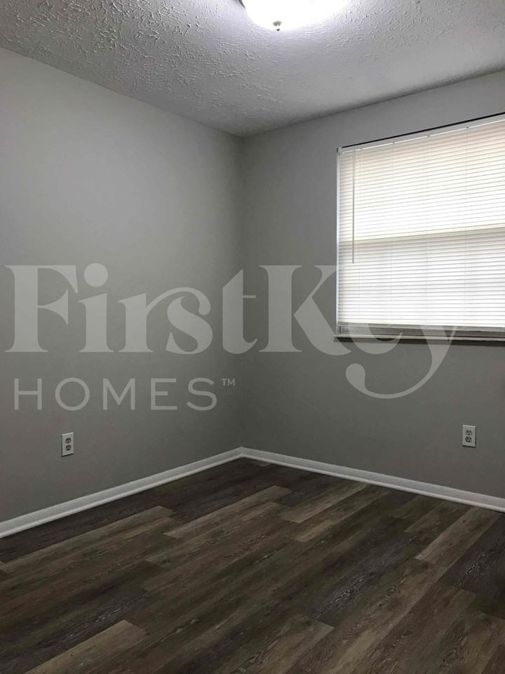 1324 Lansdowne Rd - Photo 7 of 17