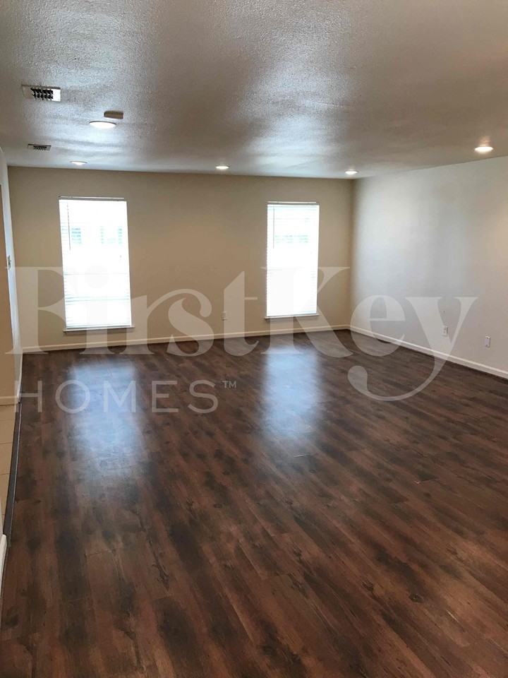 1217 Meadow Creek Dr - Photo 3 of 23