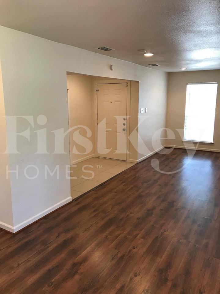 1217 Meadow Creek Dr - Photo 4 of 23