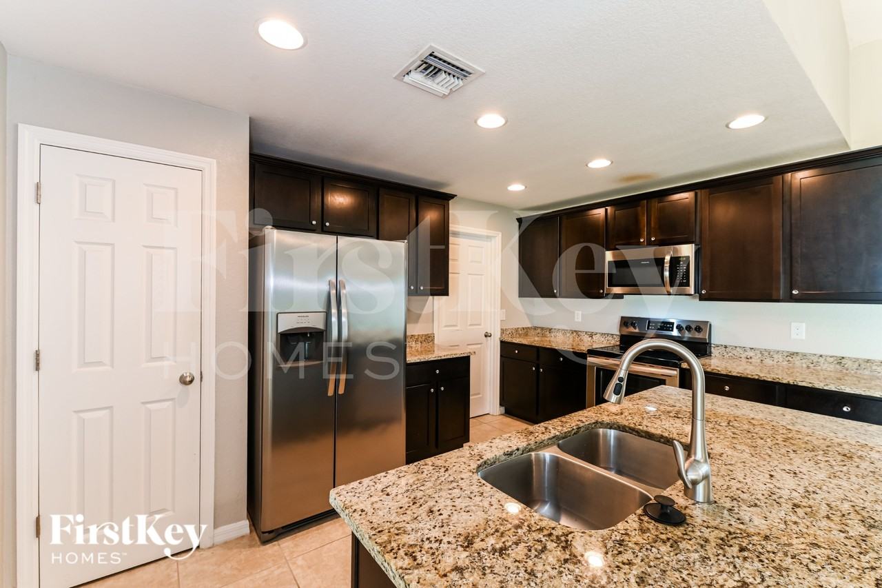 1201 Sw 30th St - Photo 5 of 16