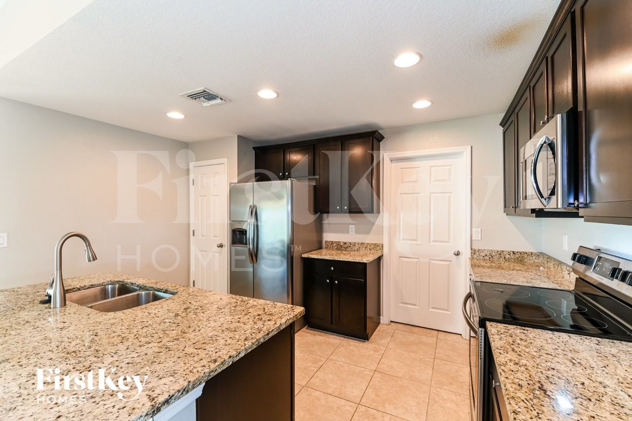 1201 Sw 30th St - Photo 6 of 16