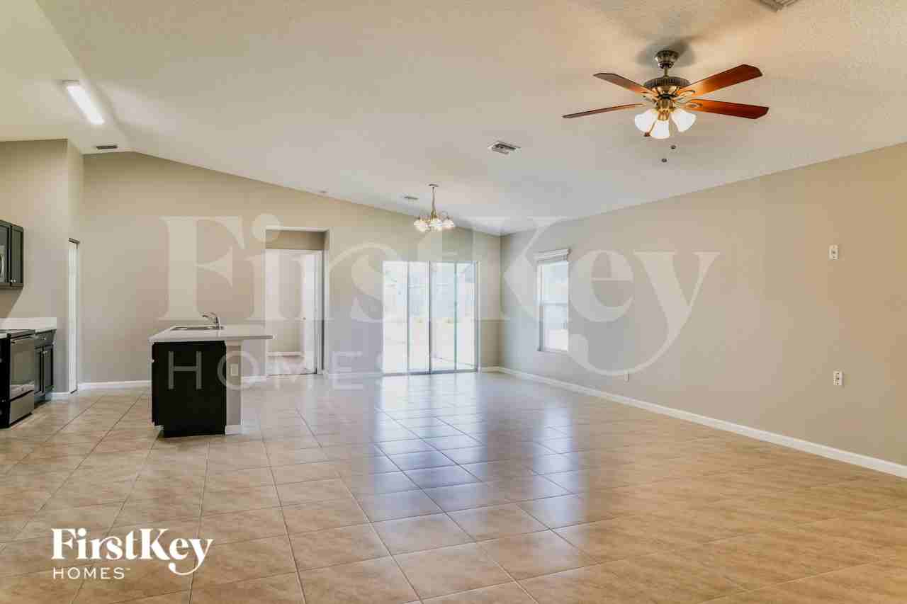 1082 Sw Bianca Ave - Photo 4 of 15