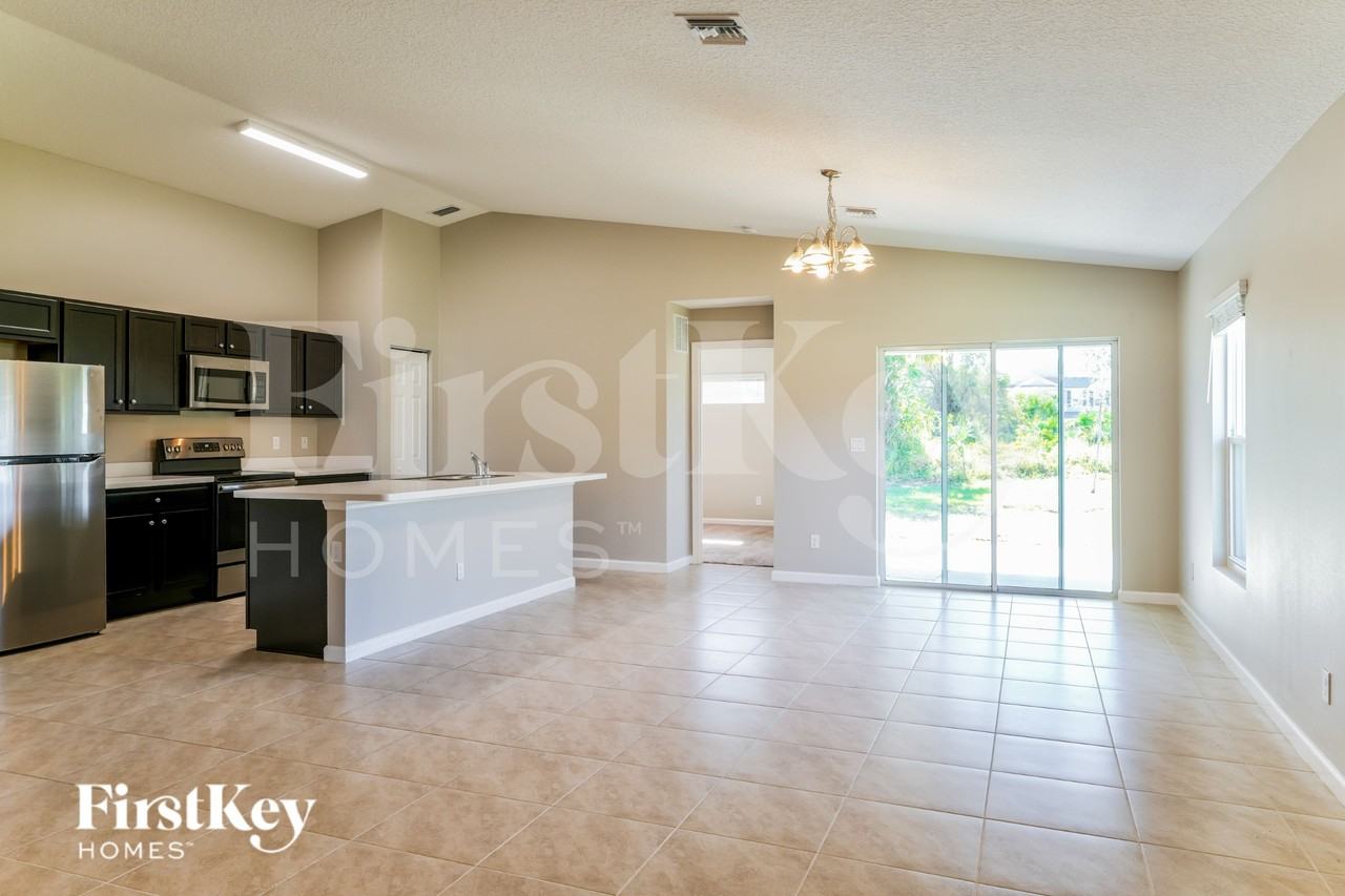 1082 Sw Bianca Ave - Photo 5 of 15