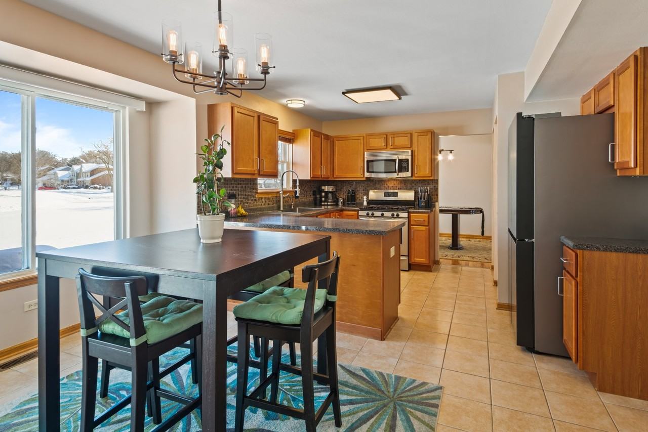 595 Pershing Ct - Photo 2 of 17