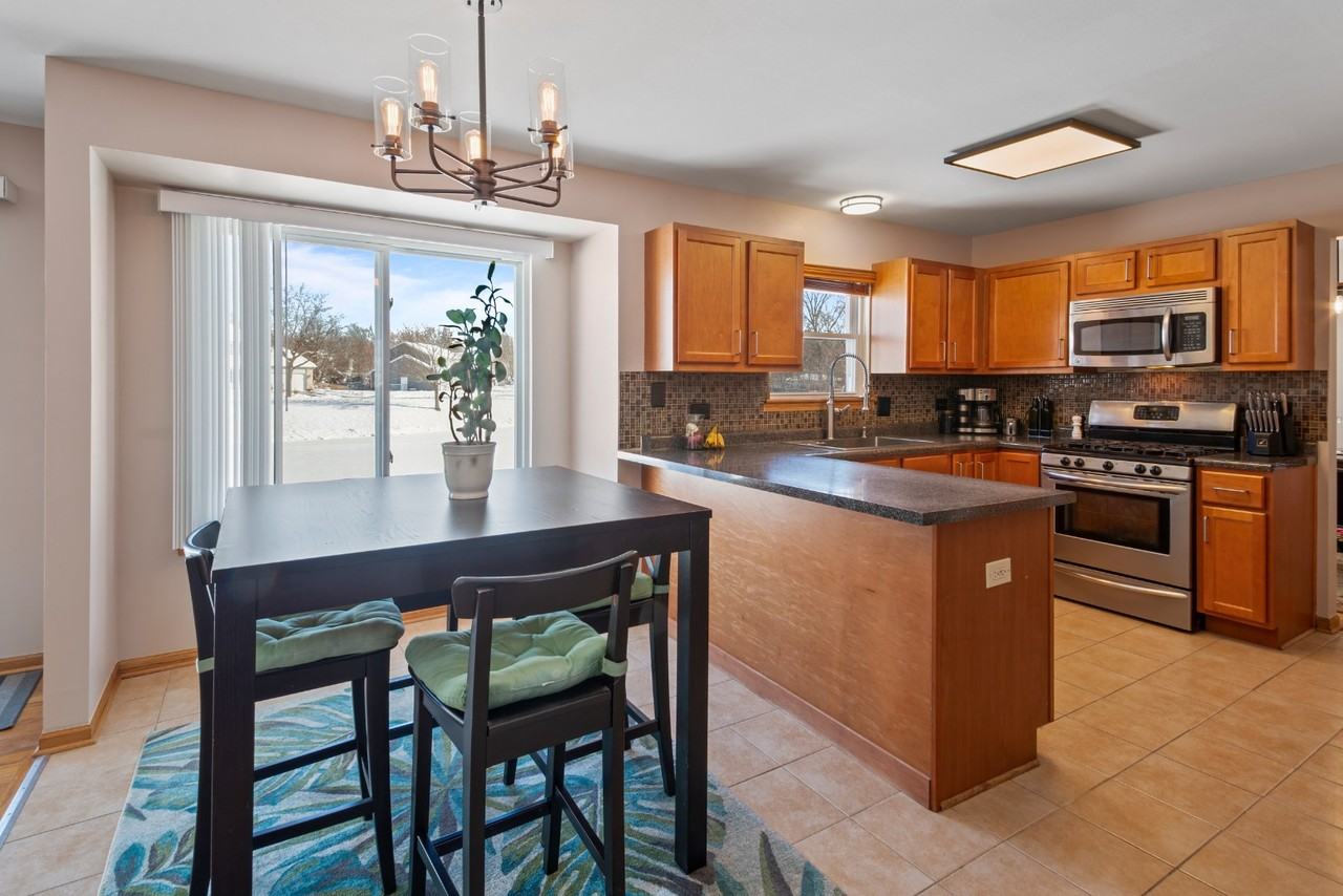 595 Pershing Ct - Photo 3 of 17