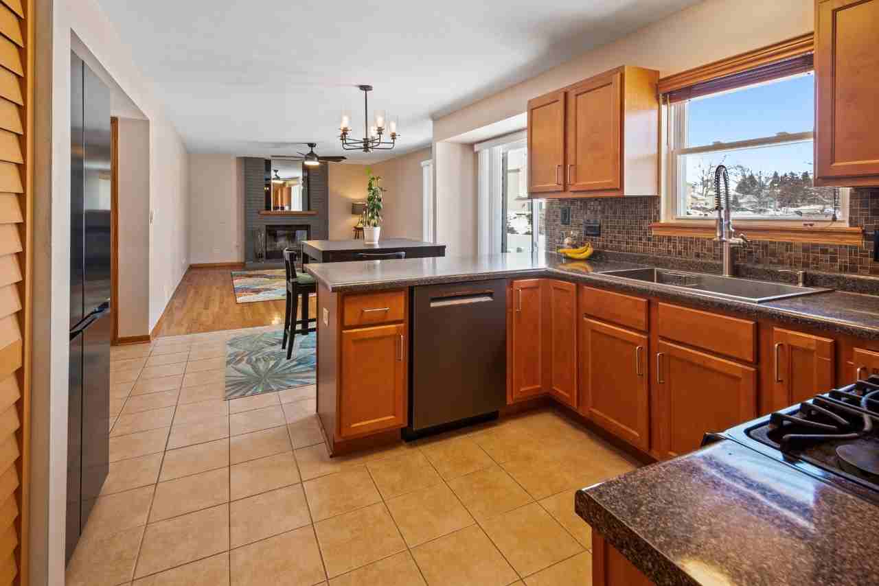 595 Pershing Ct - Photo 4 of 17