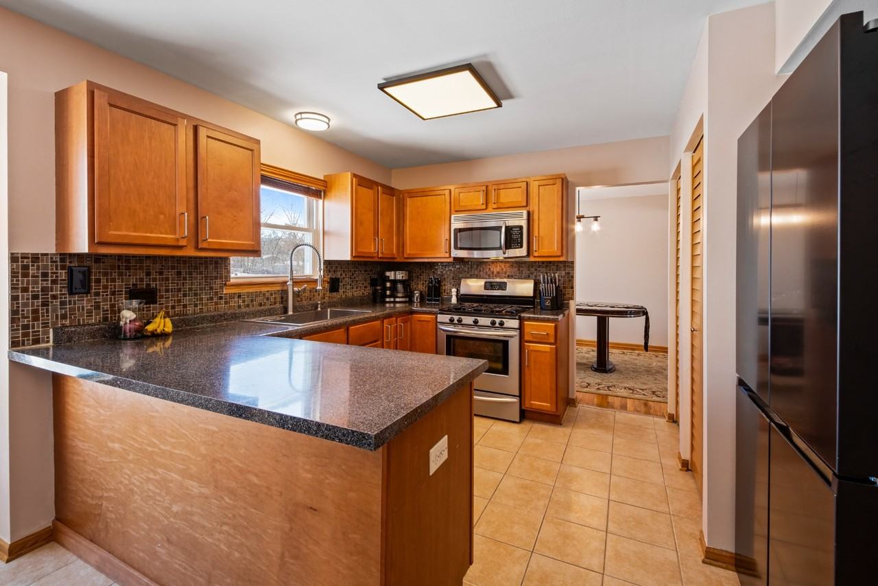 595 Pershing Ct - Photo 5 of 17