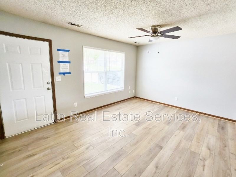 422 S Johnson Dr - Photo 2 of 7