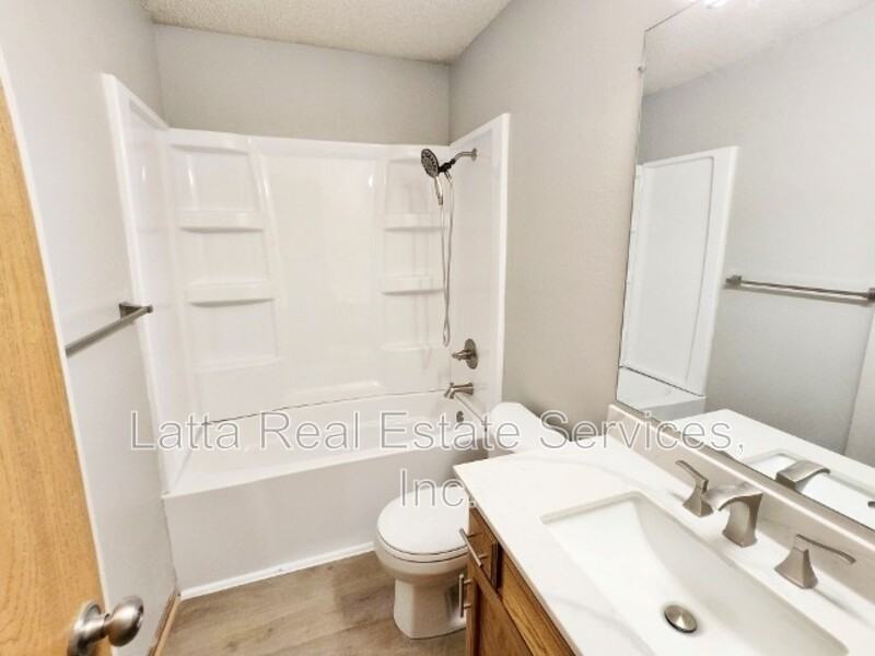 422 S Johnson Dr - Photo 6 of 7