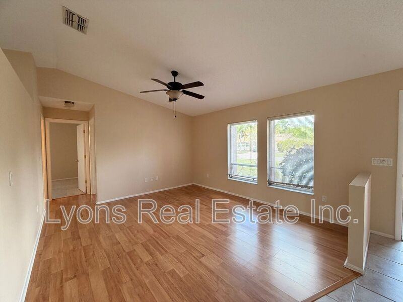 25043 Palisade Rd - Photo 6 of 33