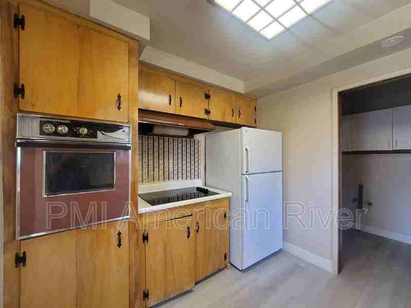 625 Elizabeth St - Photo 4 of 17