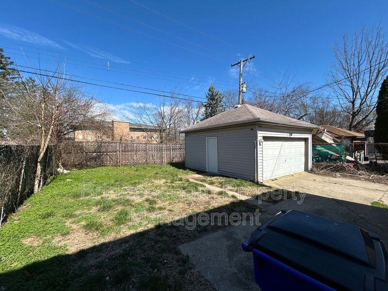 101 E Bruce Ave - Photo 5 of 17