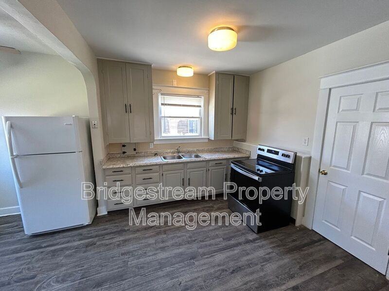 101 E Bruce Ave - Photo 7 of 17